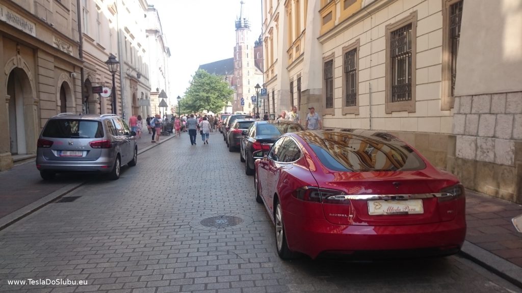Tesla wynajem na wesele: Stare Miasto w Krakowie (ul. Szczepańska, tuż obok obok rynku, w tle Bazylika Mariacka)