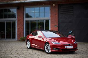 Tesla Model S na wesele czerwony