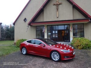 Tesla Model S wynajem do ślubu w Sosnowcu przy kościele pw. Najświętszego Zbawiciela
