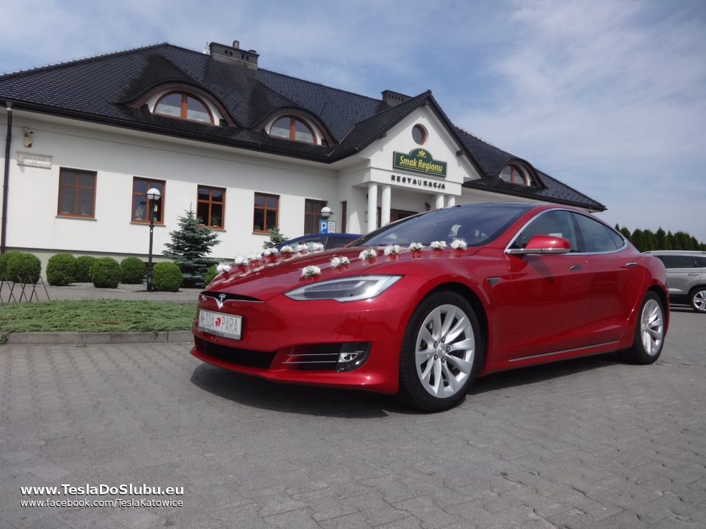 Tesla na wesele Pawłowice (w tle restauracja Smak Regionów w Pawłowicach)