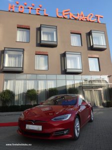 Tesla Model S wynajem na wesele w Wieliczce. Powyżej zdjęcie z wesela w hotelu Lenart Wieliczka